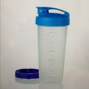 Tupperware quick shake container